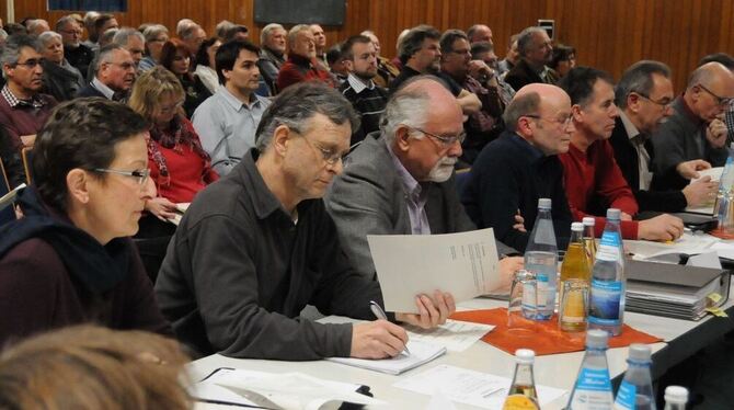 Der Mössinger Gemeinderat tagte in der Öschinger Turnhalle. Hier fanden gut 150 Zuhörer Platz, die interessiert den Ausführungen