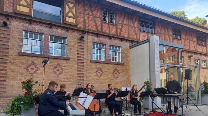 Die »Gantze Hingerey« überzeugte in Marbach mit einem Programm aus  Folklore, Pop und Evergreens. FOTO: KADEN