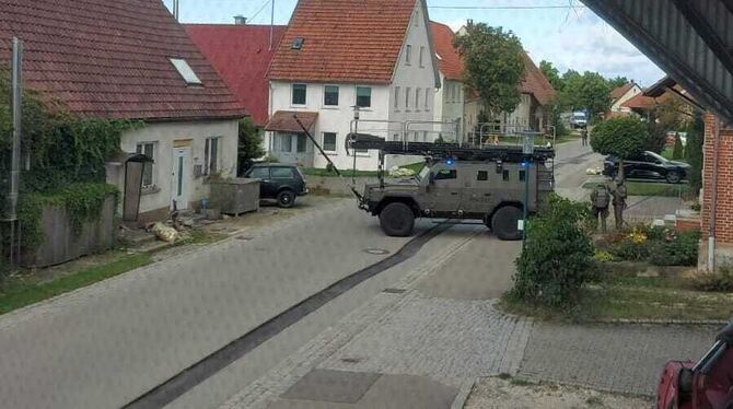 Spezialkräfte mit Panzerfahrzeug unterstützten die Münsinger Polizei bei einer Hausdurchsuchung in Mehrstetten.