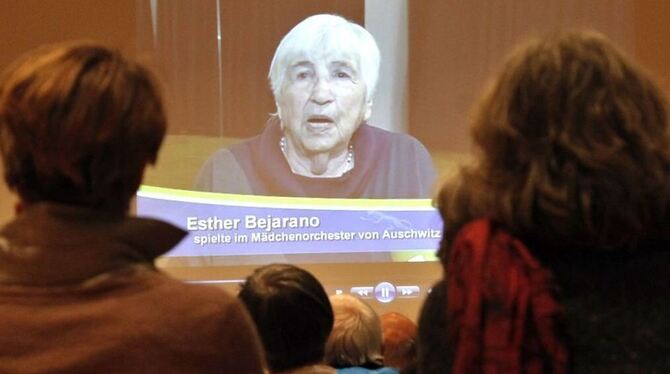 In der Gedenkveranstaltung wurde über Esther Bejarano berichtet, die den Holocaust überlebt hat. FOTO: BERNKLAU