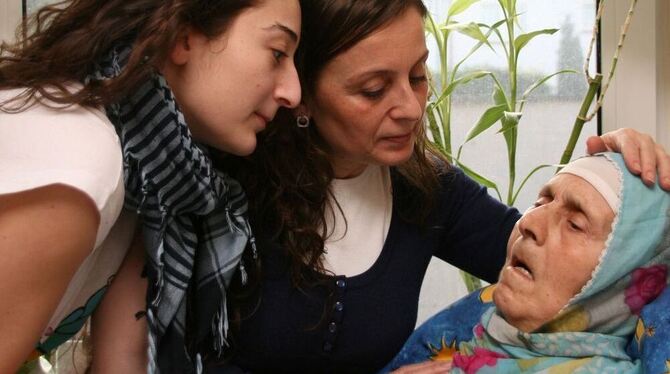 Szene aus dem Film »Kalp unutmaz«. Für die Pflege kranker Mütter sind in türkischstämmigen Familien oft die Frauen zuständig, fü