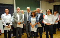 Bürgermeister Robert Hahn (Mitte) lobt das Engagement der fünf Geehrten Rolf Müller, Walter Walz, Ute Stähle, Heinrich Braun und