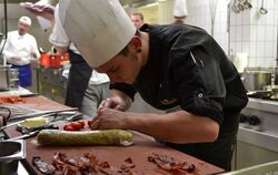 Anspannung pur: Sebastian Wagner, Auszubildender im Restaurant Rosenau in Tübingen, bereitet Tomaten für den Hauptgang vor.  FOT
