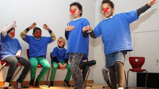 Die Flüchtlingskinder, die auf Einladung der Schüler aus Dettingen angereist kamen, hatten sichtlich Spaß am Theaterstück der Dr