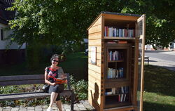 Mona Dorn spendete Bücher, um den neuen Büchertresor zu füllen.  FOTO: ZECK