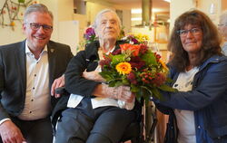 Jubilarin Elisabeth Huhnke (Mitte) freute sich über die Präsente von Ute Stähle und Roland Wintzen.  FOTO: STADT