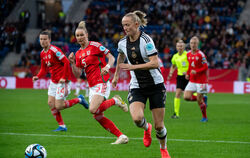 Gegen Wales eine der auffälligsten deutschen Spielerinnen auf dem Platz: Lea Schüller (vorne).  FOTO: MEMMLER/EIBNER
