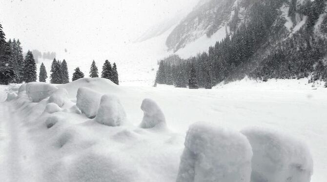An mehreren Orten in den Alpen haben Lawinen Menschen in den Tod gerissen. Foto: Peter Klaun