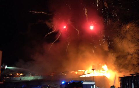Brand in Neckartailfingen: Feuerwerk schießt aus den Flammen