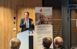 Anlässlich 25 Jahren Stiftung des Fördervereins krebskranker Kinder sprach Regierungspräsident Klaus Tappeser. FOTO: ZECK