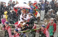 Erschwerte Bedingungen: Jubiläumsumzug in Zwiefalten im Schneegestöber.  FOTOS WARNACK