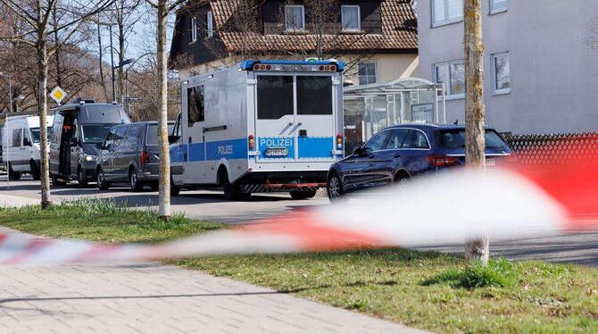 Fahrzeuge der Polizei stehen am Einsatzort bei der »Reichsbürger«-Razzia in Reutlingen.