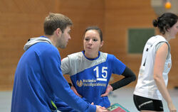 Taktische Besprechung: Jan Grauel, Trainer der TSG Reutlingen, und Sara Zöllner. FOTO: BAUR