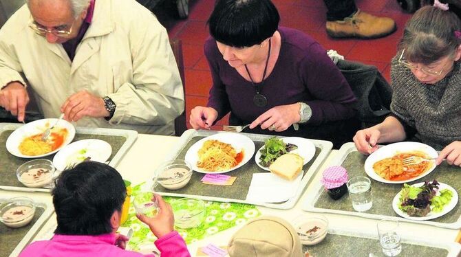 Günstiges Essen, gute Gesellschaft: Das schätzen die Besucher der Vesperkirche. FOTO: LEISTER