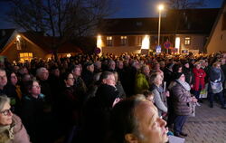 Rund 400 Menschen haben sich am Montagabend in Nehren auf dem Rathausplatz versammelt, um für Demokratie und Vielfalt zu demonst
