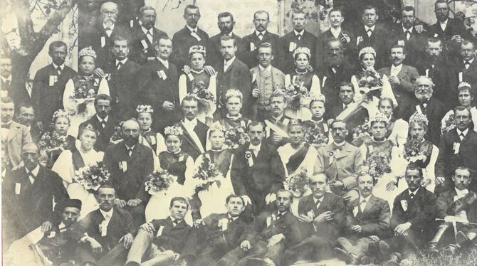 Gruppenbild mit (Fest-)Damen: Die Aufnahme von der Fahnenweihe 1897 ist eines der ältesten Fotodokumente des Gesangvereins 1874