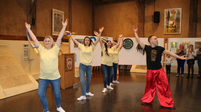 Die ukrainische Tanzgruppe unterhielt bei der Gedenkfeier im Bindhof in Neuhausen die Gäste.