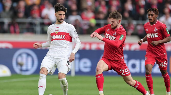 Stuttgarts Mittelfeldspieler Atakan Karazor behauptet den ball vor Köln-Stürmer Jan Thielmann.