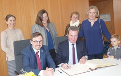"Umzingelt" von stellvertretenden Bürgermeisterinnen: Günther Oettinger mit (von rechts) Kirsten Gaiser-Dölker, Petra Rupp-Wiese