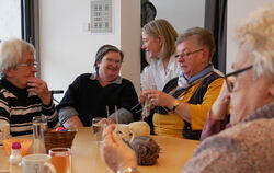 In der Lichtstub' des Wannweiler Albvereins spielen die Frauen Karten, Brettspiele, stricken, trinken Kaffee und reden über Gott