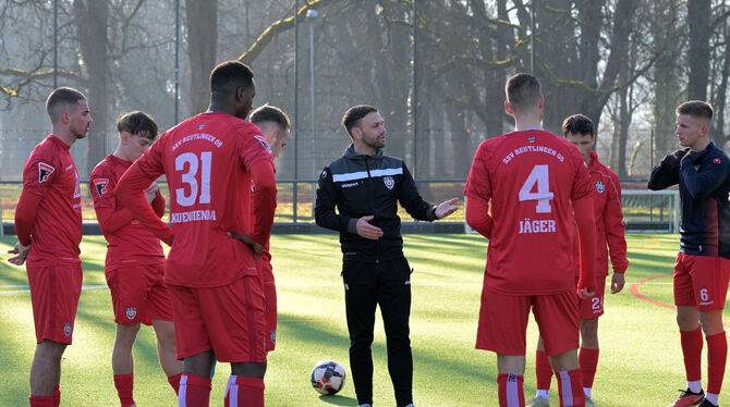 Hat als alleiniger Cheftrainer noch mehr Verantwortung: Philipp Reitter (Mitte).