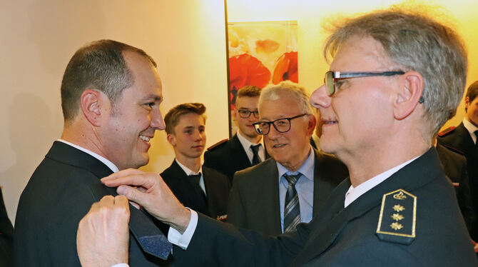 Gesamtkommandant Andreas Leuze (links) wurde zur Freude von Bürgermeister Klemens Betz (Mitte) von Kreisbrandmeister Wolfram Auc