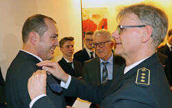 Gesamtkommandant Andreas Leuze (links) wurde zur Freude von Bürgermeister Klemens Betz (Mitte) von Kreisbrandmeister Wolfram Auc