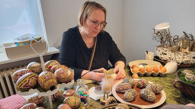Angela Simon-Lazar zeigt, wie Eier mit Wachsbatik verziert werden.