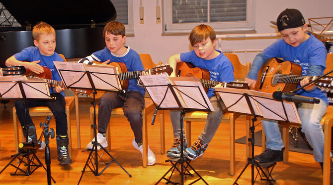 Die Kinder der Gitarrengruppe begleiteten sich selbst mit Gesang.  FOTO: LEIPPERT
