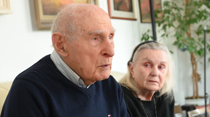 Josef Szajowski öffnet an seinem 102. Geburtstag den Champagner selbst, kocht Kaffee und serviert Torte für seine Frau Mira und
