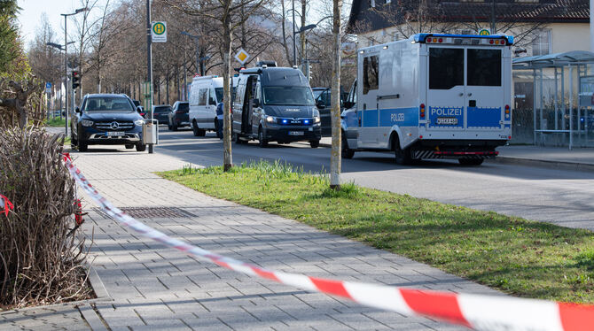 Großes Polizeiaufgebot und Absperrungen im Ringelbach-Gebiet am 22. März 2023, nachdem eine Durchsuchung bei Markus L., einem Re