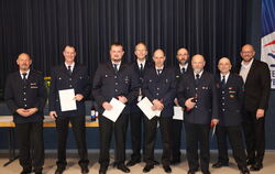 Die Beteiligten der Ehrungen (von links): Stellvertretender Kommandant Frank Mistele, Daniel Bosler, Julian Röhner, Jost Brändle