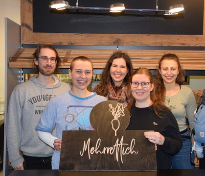 Das Team des Mehrrettich-Cafés freut sich über ihre Räumlichkeiten (von links): Silas Pfeifer, Smila Schepp, Lisa Dann, Ann-Kath