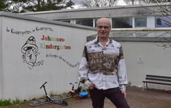 Wilfried Kriese vor seinem ehemaligen Kindergarten in Bästenhardt. Jetzt hat der vormals Sprach- und Lernbehinderte seine Autobi