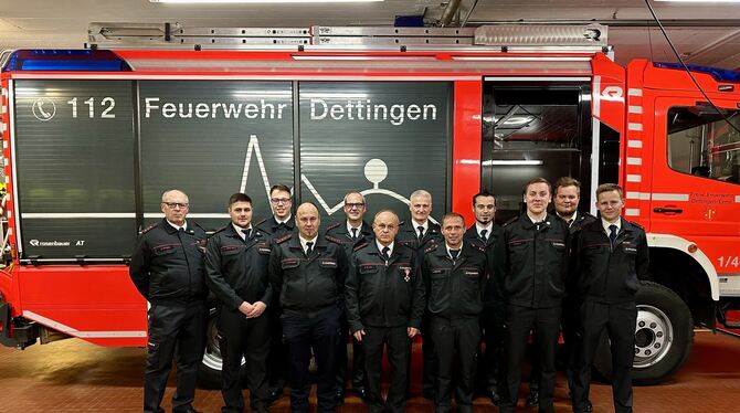 Lange Zugehörigkeit zur Feuerwehr und großes Engagement bei der Fortbildung: Die Dettinger frweillige Feuerwehr zeichnete verdie