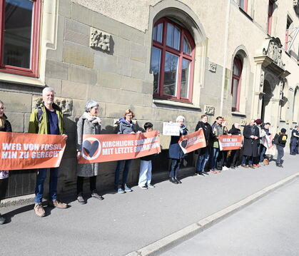 Mahnwache vor Prozessbeginn gegen Mitglieder der »Letzten Generation« am Reutlinger Amtsgericht. 