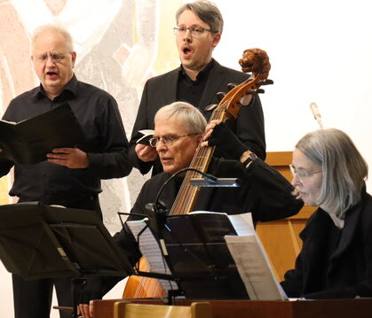 Organistin Elisabeth Fröschle, HansChris Dreßen an der Gambe und Mitglieder des Kammerchors der Musikschule Reutlingen in der Au