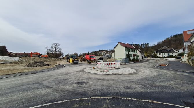 Der Kreisverkehr an der Kreuzung Uracher Straße/Trailfinger Straße ist fertig und wird bald für den Verkehr freigegeben.  FOTO:
