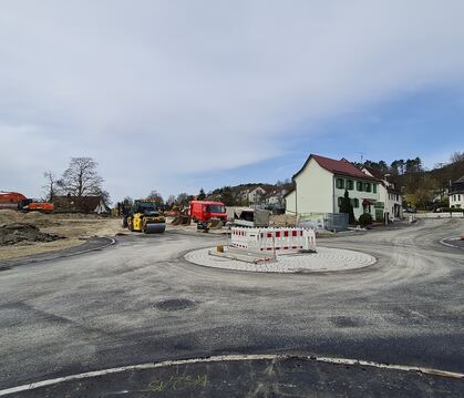 Der Kreisverkehr an der Kreuzung Uracher Straße/Trailfinger Straße ist fertig und wird bald für den Verkehr freigegeben.  FOTO: 