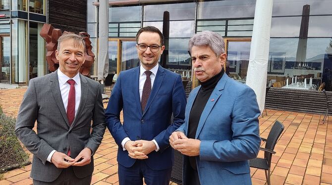Die beiden FDP-Politiker Pascal Kober (links) und Benjamin Strasser (Mitte) zusammen mit Moderator Rainer Knauer.  FOTO: RAHMIG