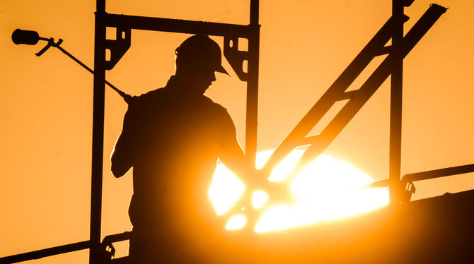 Die Baubranche steckt in der Krise – mit Folgen für den Arbeitsmarkt.  FOTO: PA