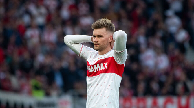 VfB Stuttgarts Linksverteidiger Maximilan Mittelstädt ärgert sich.