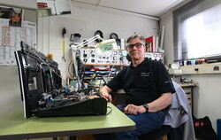 Wolfgang Schmidt ist seit 40 Jahren Radio- und Fernsehtechniker bei media@home Hoss in Mittelstadt. Er kennt den Unterschied zwi