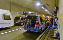 Einbau des zweiten B 27-Tunnelblitzers, dieses Mal in Fahrtrichtung Tübingen.