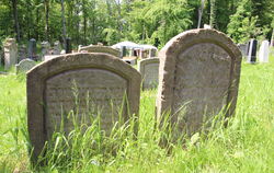 Die Grabsteine auf dem Jüdischen Friedhof werden derzeit noch saniert. 