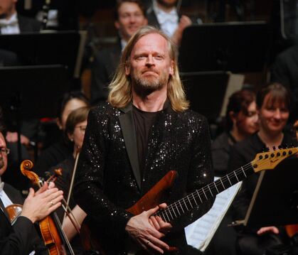 Mit seiner E-Gitarre gefeiert: Solist Thorsten Drücker beim Sinfoniekonzert der Württembergischen Philharmonie Reutlingen. 