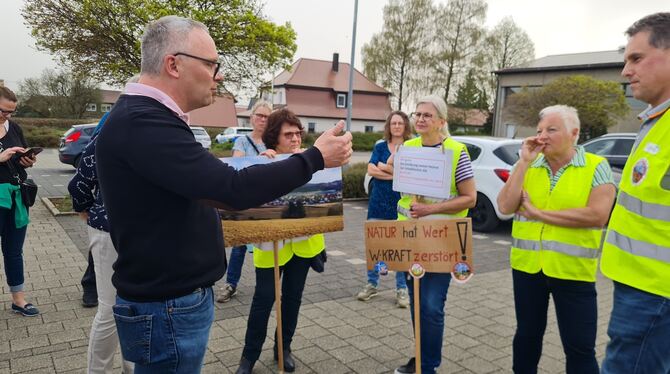 Vertreter der »Gegenwind«-Bürgerinitiativen üben Kritik an der Haltung von Bürgermeister Reinhold Teufel (links), der den Windkr