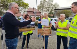 Vertreter der "Gegenwind"-Bürgerinitiativen üben Kritik an der Haltung von Bürgermeister Reinhold Teufel (links), der den Windkr