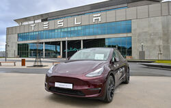 Ein Tesla Model Y steht vor dem Tesla-Werk in Grünheide. Das Model Y ist der aktuell meistverkaufte Neuwagen der Welt.