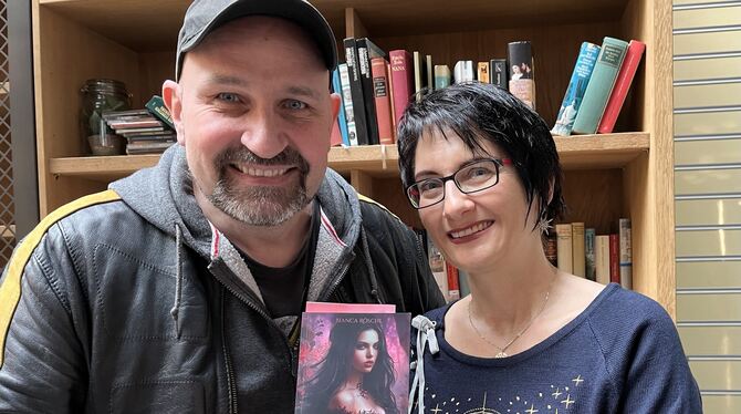 Dominik Kuhn alias Dodokay mit Autorin Bianca Röschl, die den Comedian in ihrem jüngsten Buch »Runenkuss« untergebracht hat.